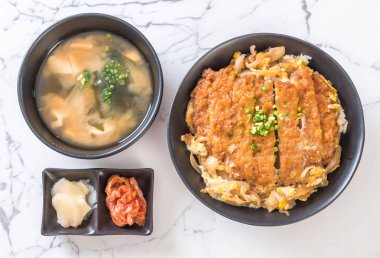 Kızarmış domuz pirzolası kasesi (Katsudon) - Japon yemek tarzı