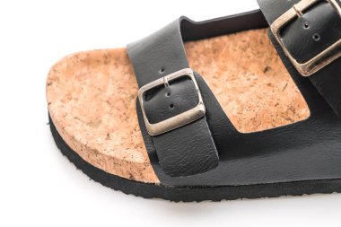 Beyaz arka planda izole erkek deri sandaletleri.