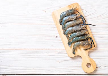 kesme tahtası üzerinde taze mavi karides