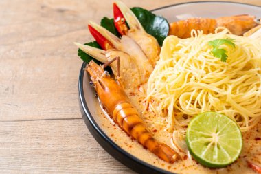 Baharatlı karides spagetti makarna (Tom Yum Goong) - İtalyan Füzyon gıda tarzı