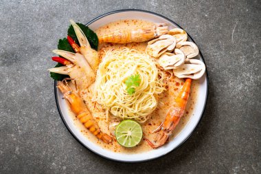 Baharatlı karides spagetti makarna (Tom Yum Goong) - İtalyan Füzyon gıda tarzı