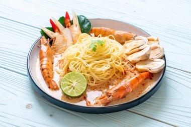 Baharatlı karides spagetti makarna (Tom Yum Goong) - İtalyan Füzyon gıda tarzı