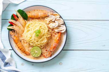 Baharatlı karides spagetti makarna (Tom Yum Goong) - İtalyan Füzyon gıda tarzı
