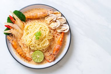 Baharatlı karides spagetti makarna (Tom Yum Goong) - İtalyan Füzyon gıda tarzı