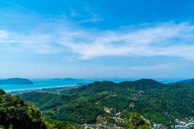 Phuket şehir manzarası ile deniz plaj ve mavi gökyüzü
