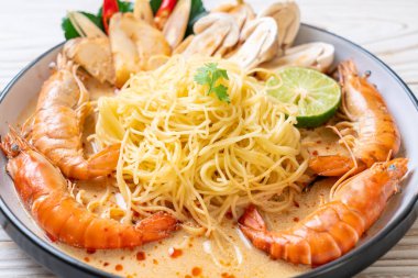 Baharatlı karides spagetti makarna (Tom Yum Goong) - İtalyan Füzyon gıda tarzı