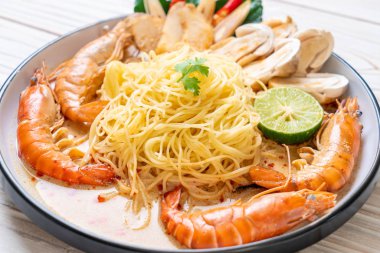 Baharatlı karides spagetti makarna (Tom Yum Goong) - İtalyan Füzyon gıda tarzı