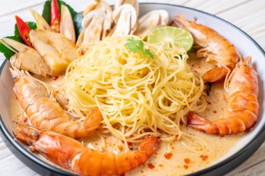 Baharatlı karides spagetti makarna (Tom Yum Goong) - İtalyan Füzyon gıda tarzı
