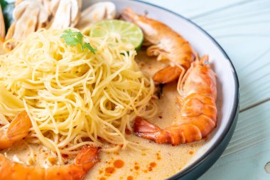 Baharatlı karides spagetti makarna (Tom Yum Goong) - İtalyan Füzyon gıda tarzı