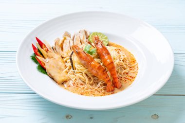 Baharatlı karides spagetti makarna (Tom Yum Goong) - İtalyan Füzyon gıda tarzı