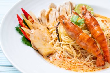 Baharatlı karides spagetti makarna (Tom Yum Goong) - İtalyan Füzyon gıda tarzı