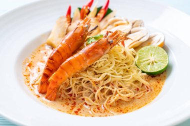 Baharatlı karides spagetti makarna (Tom Yum Goong) - İtalyan Füzyon gıda tarzı