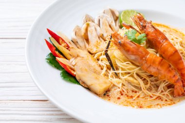 Baharatlı karides spagetti makarna (Tom Yum Goong) - İtalyan Füzyon gıda tarzı