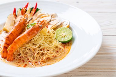 Baharatlı karides spagetti makarna (Tom Yum Goong) - İtalyan Füzyon gıda tarzı