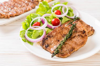 plaka üzerinde sebzeli ızgara domuz biftek