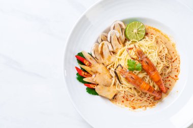 Baharatlı karides spagetti makarna (Tom Yum Goong) - İtalyan Füzyon gıda tarzı