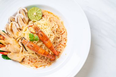 Baharatlı karides spagetti makarna (Tom Yum Goong) - İtalyan Füzyon gıda tarzı