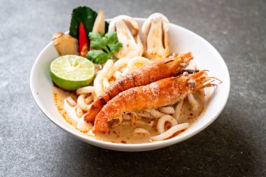 Baharatlı karides udon ramen noodle (Tom Yum Goong) - Japon füzyon gıda tarzı