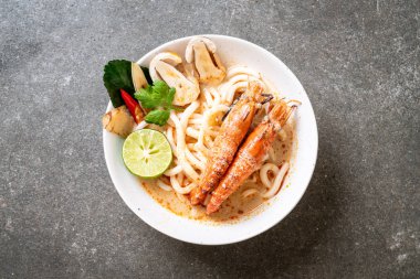 Baharatlı karides udon ramen noodle (Tom Yum Goong) - Japon füzyon gıda tarzı