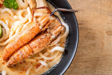 Baharatlı karides udon ramen noodle (Tom Yum Goong) - Japon füzyon gıda tarzı