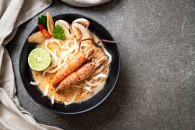 Baharatlı karides udon ramen noodle (Tom Yum Goong) - Japon füzyon gıda tarzı
