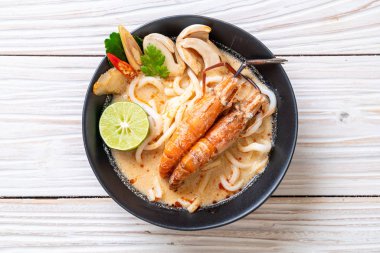 Baharatlı karides udon ramen noodle (Tom Yum Goong) - Japon füzyon gıda tarzı