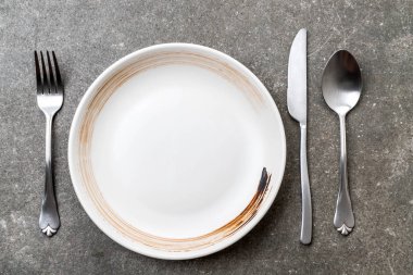 boş tabak kaşık çatal ve bıçak masada