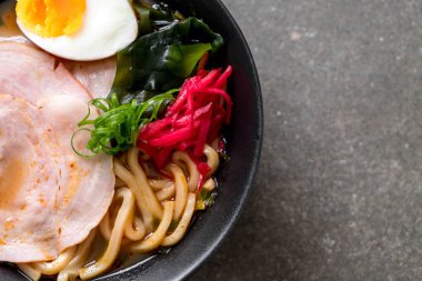 Baharatlı miso udon ramen noodle ile domuz eti - Japon gıda tarzı