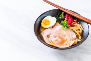 Baharatlı miso udon ramen noodle ile domuz eti - Japon gıda tarzı
