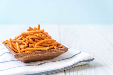 bir kapta tuz sopa bisküvi