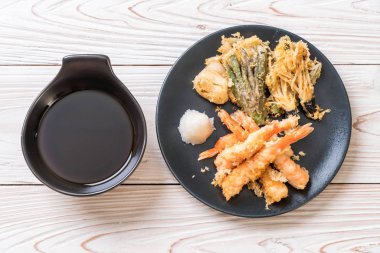 karides tempura (hırpalanmış kızarmış karides) sebze - Japon gıda tarzı