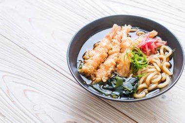 Japon usulü karidesli ramen eriştesi.