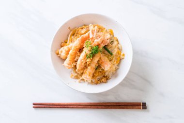 kızarmış karides tempura üzerinde beyaz surat - Japon yemekleri stil tepesinde