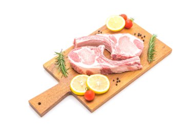 Beyaz arka plan üzerinde izole pirzola çiğ