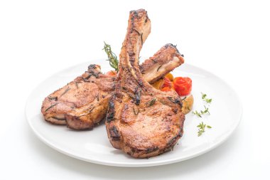 Beyaz arka plan üzerinde izole domuz eti biftek