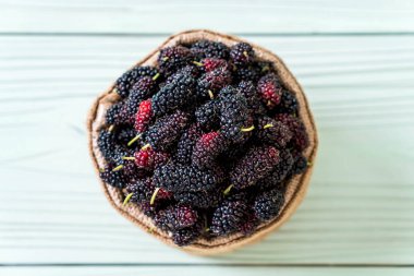 ahşap masa taze dut kase