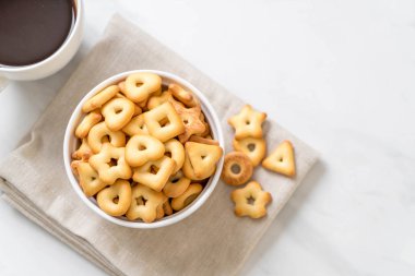 Kahveli bisküvi krakeri.