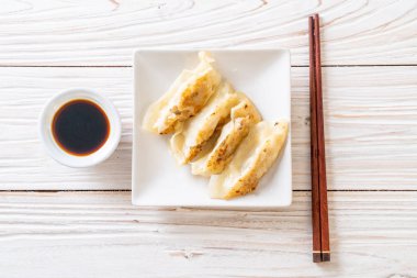 Japon gyoza 'sı ya da soya soslu hamur tatlısı.