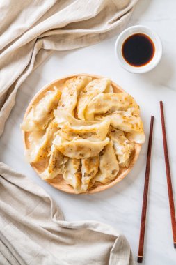 Japon gyoza 'sı ya da soya soslu hamur tatlısı.