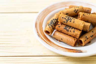 Taylandlı çıtır Hindistan cevizi roll - Tay tatlı snack