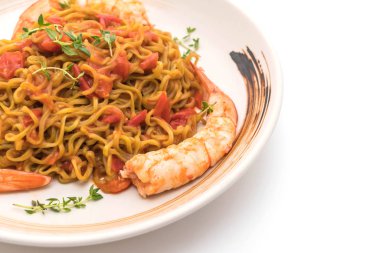 domates sosu ve beyaz arka plan üzerinde izole karides ile sebze erişte