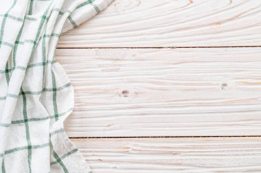 ahşap arka plan üzerinde mutfak bezi (peçete)