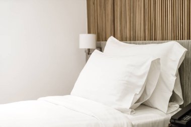 Otel yatak odası iç dekorasyonda yatak üzerinde rahat yastık