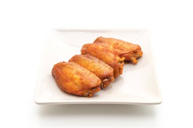 Beyaz arka plan üzerinde izole Barbekü tavuk kanadı