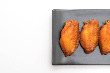 Beyaz arka plan üzerinde izole Barbekü tavuk kanadı