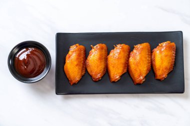 Barbekü tavuk kanadı sosu ile