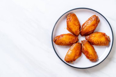 Barbekü tavuk kanadı sosu ile