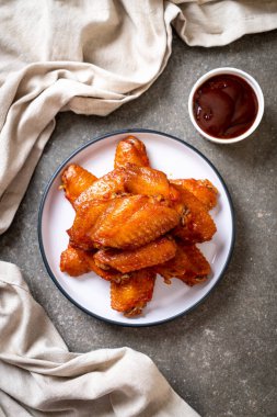 Barbekü tavuk kanadı sosu ile