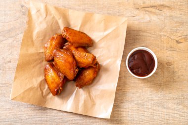 Barbekü tavuk kanadı sosu ile