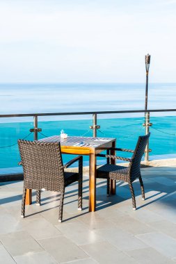 boş veranda sandalye ve masa deniz görünümü arka plan ile